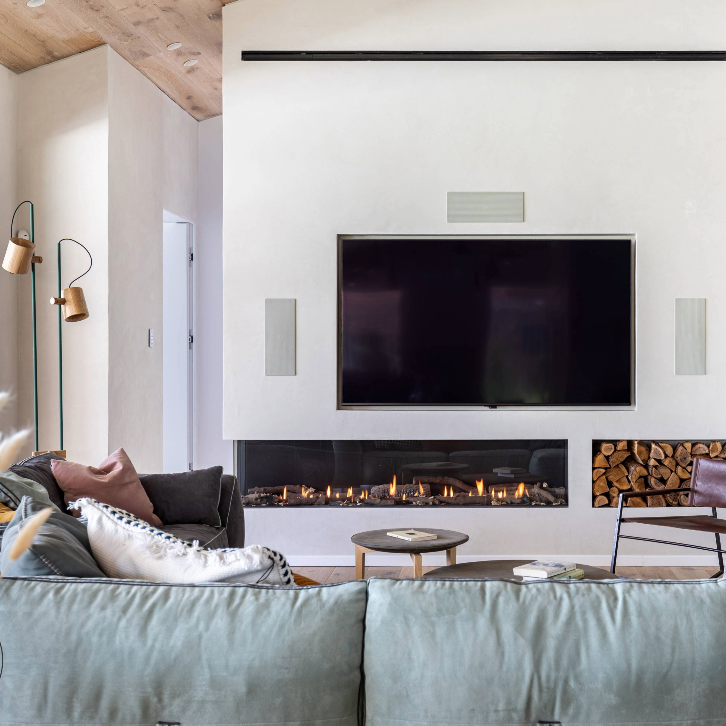 Right Side Corner Fireplace with Standard Burner and Double Glass